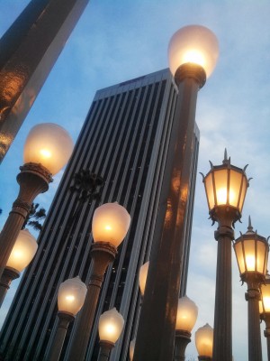 Where did the Variety sign go on top of 5900 Wilshire Boulevard?